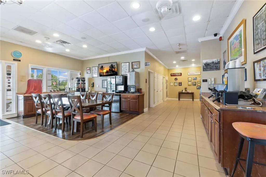 2555 Tamiami Trail N Naples FL 34103