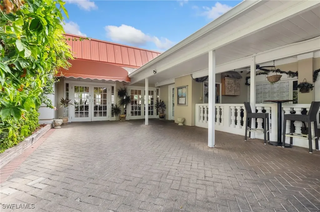 2555 Tamiami Trail N Naples FL 34103