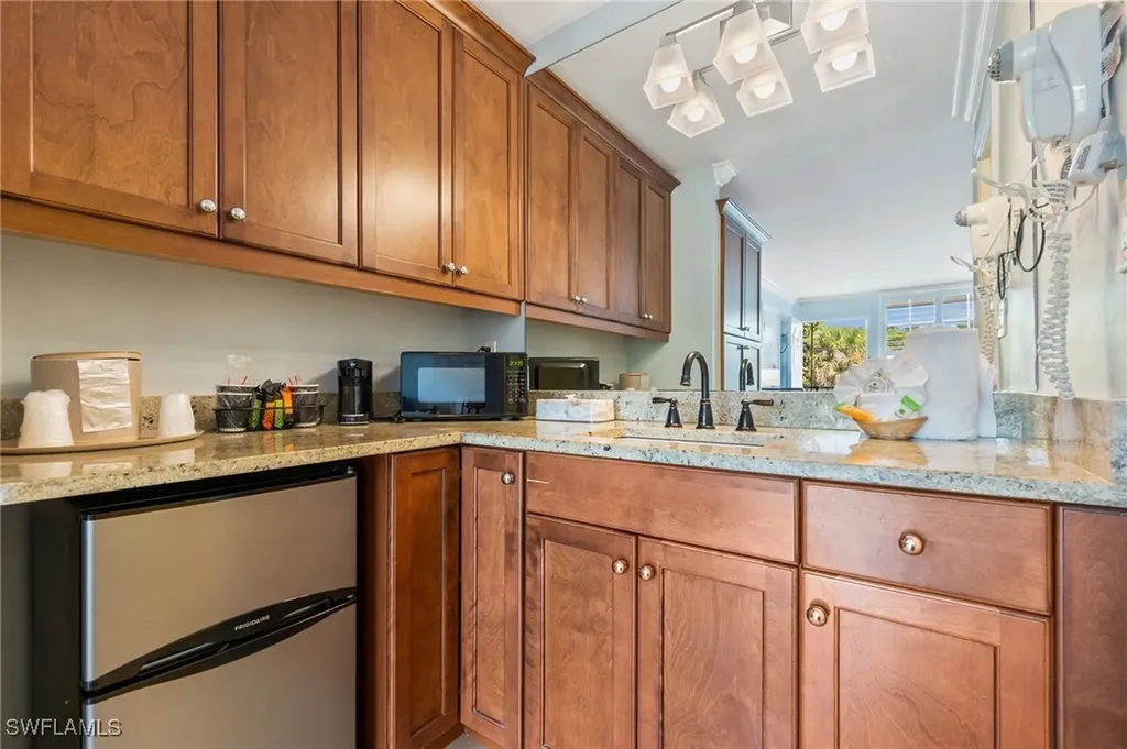 2555 Tamiami Trail N Naples FL 34103