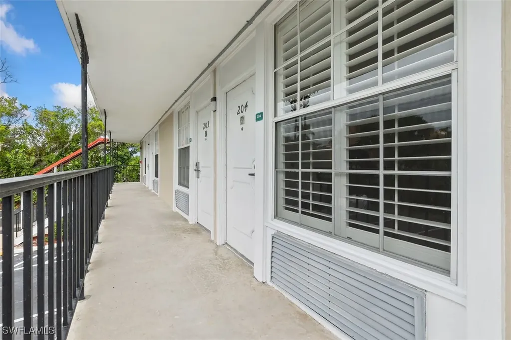 2555 Tamiami Trail N Naples FL 34103