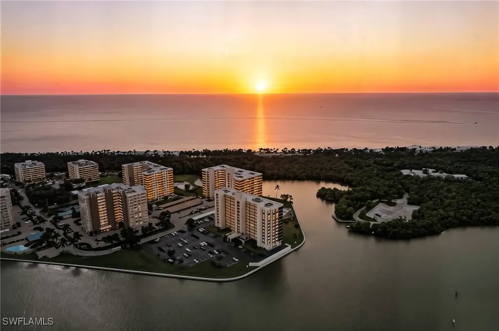 Naples FL, 17 Bluebill Avenue, Unit 1005
