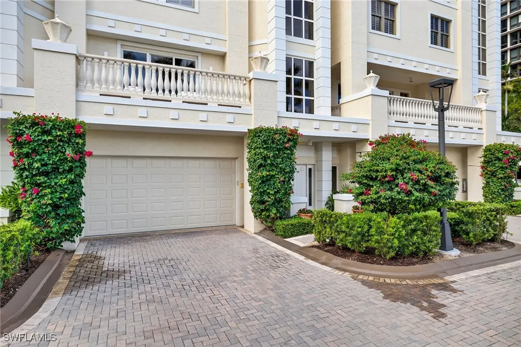 Naples FL, 4021 Gulf Shore Boulevard N, Unit V19