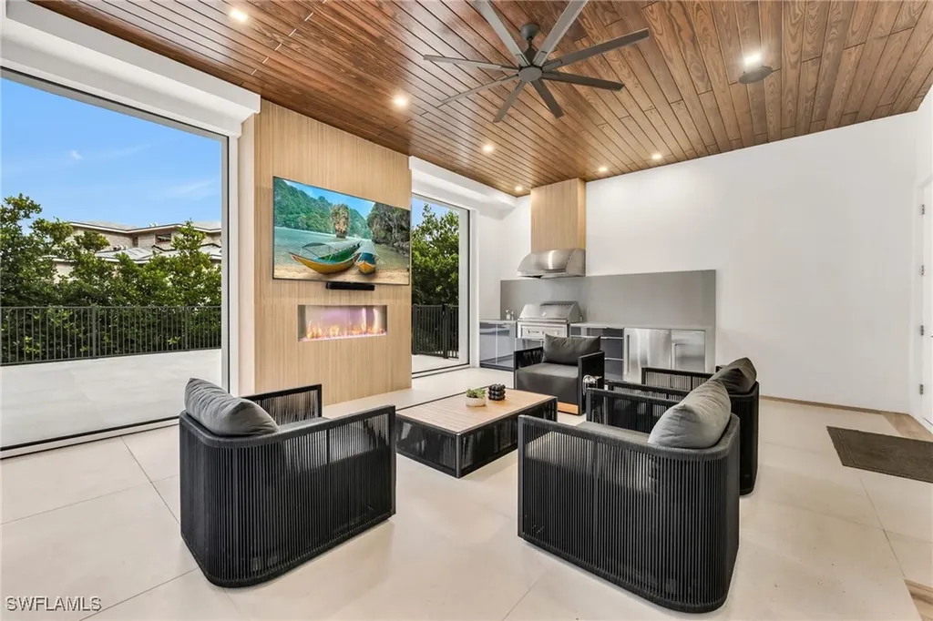 3190 Crayton Road Naples FL 34103
