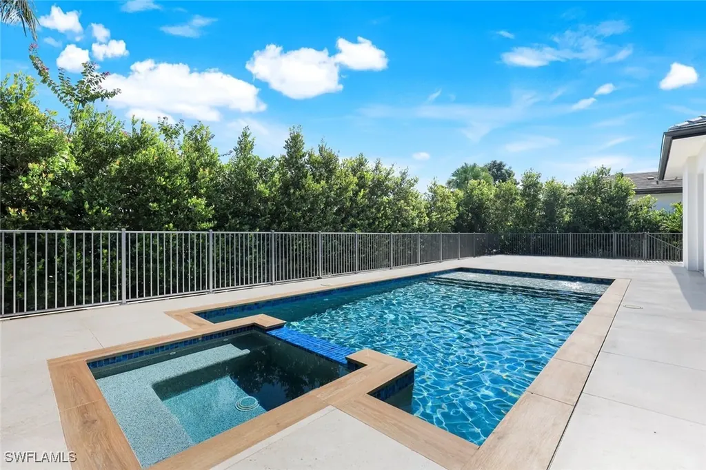 3190 Crayton Road Naples FL 34103