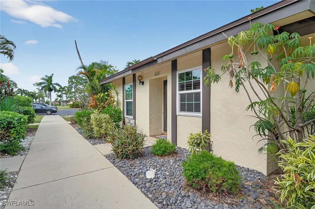 1009 Pine Isle Lane S Naples FL 34112