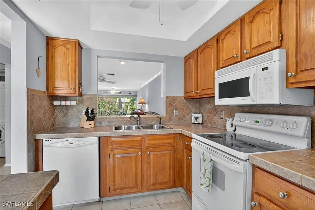 1009 Pine Isle Lane S Naples FL 34112