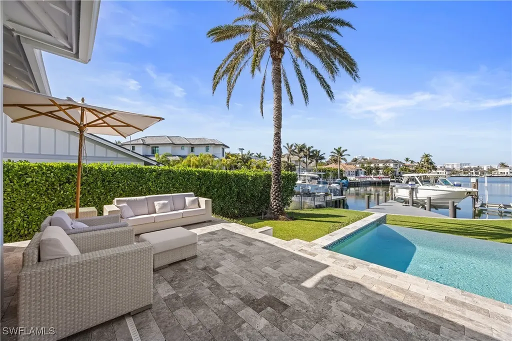 299 Mermaids Bight Naples FL 34103