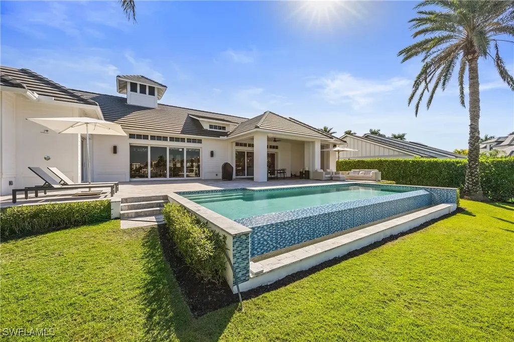 299 Mermaids Bight Naples FL 34103