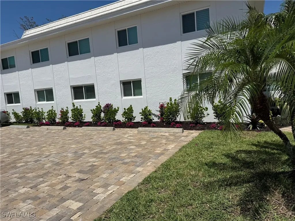 4170 Crayton Road Naples FL 34103