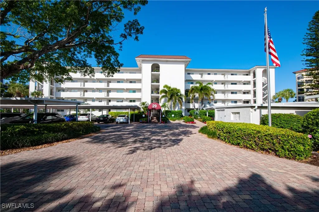 29 High Point Circle E Naples FL 34103
