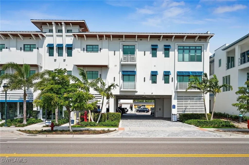 101 8th Street S Naples FL 34102