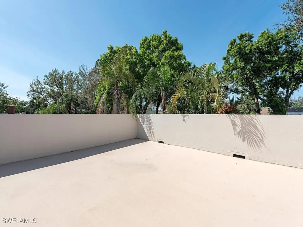 4504 Court Way Naples FL 34109