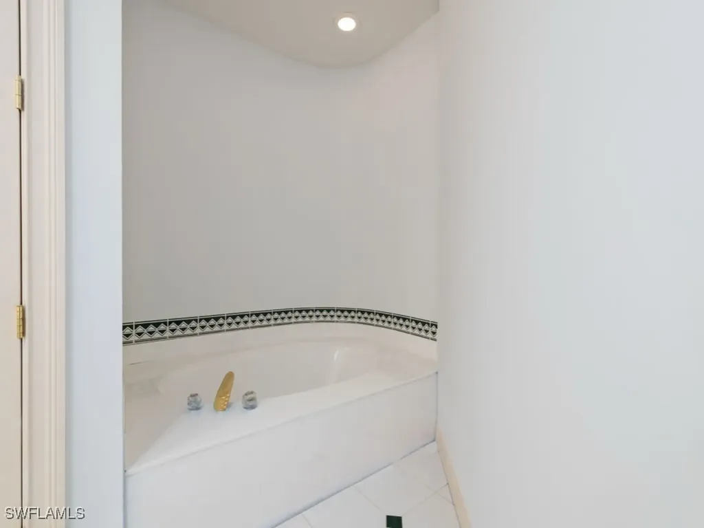 600 Via Mezner Naples FL 34108