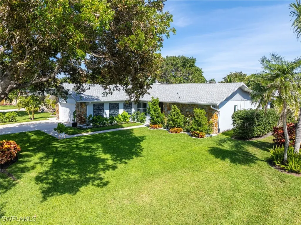 Naples FL, 425 Pine Lake Drive