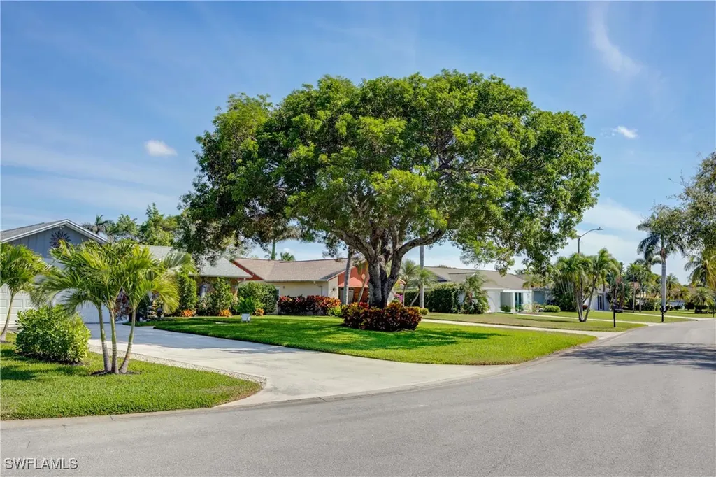 425 Pine Lake Drive Naples FL 34112