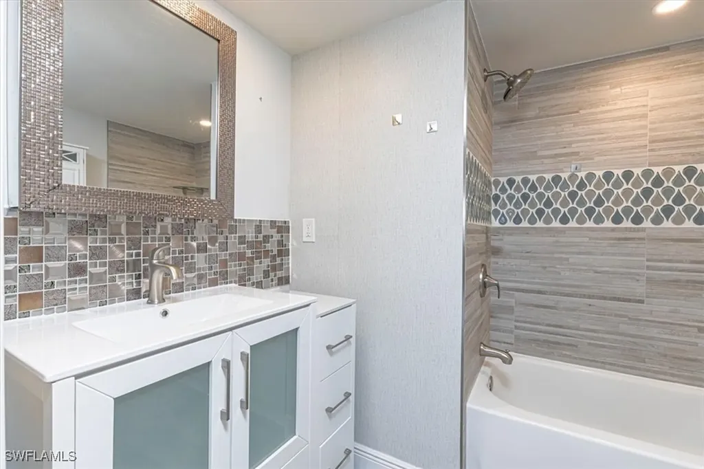 1205 Wildwood Lakes Boulevard Naples FL 34104