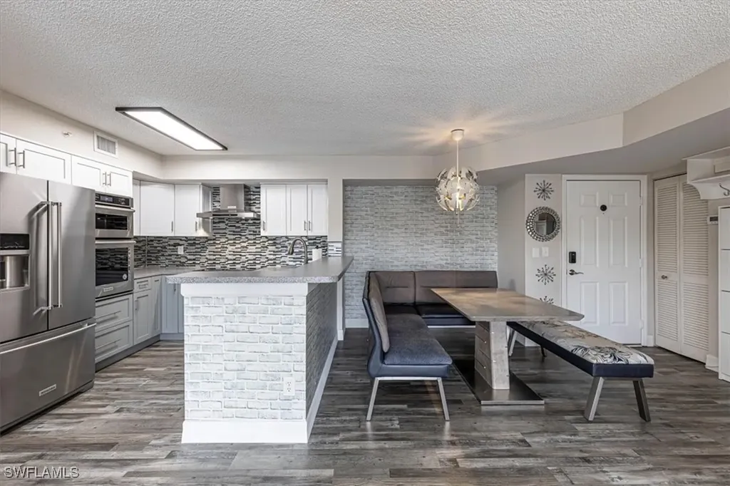 1205 Wildwood Lakes Boulevard Naples FL 34104