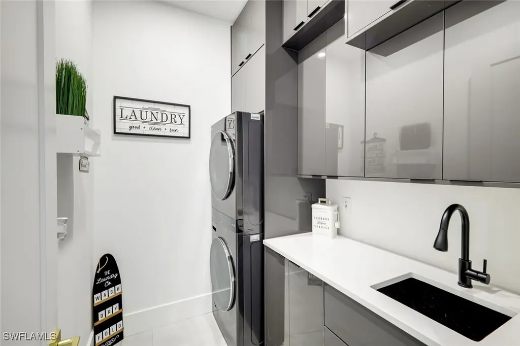 712 NE 2nd Place Cape Coral FL 33909