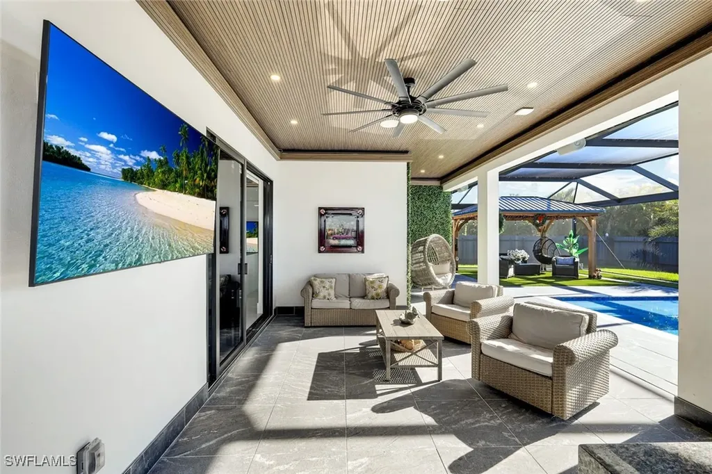 712 NE 2nd Place Cape Coral FL 33909