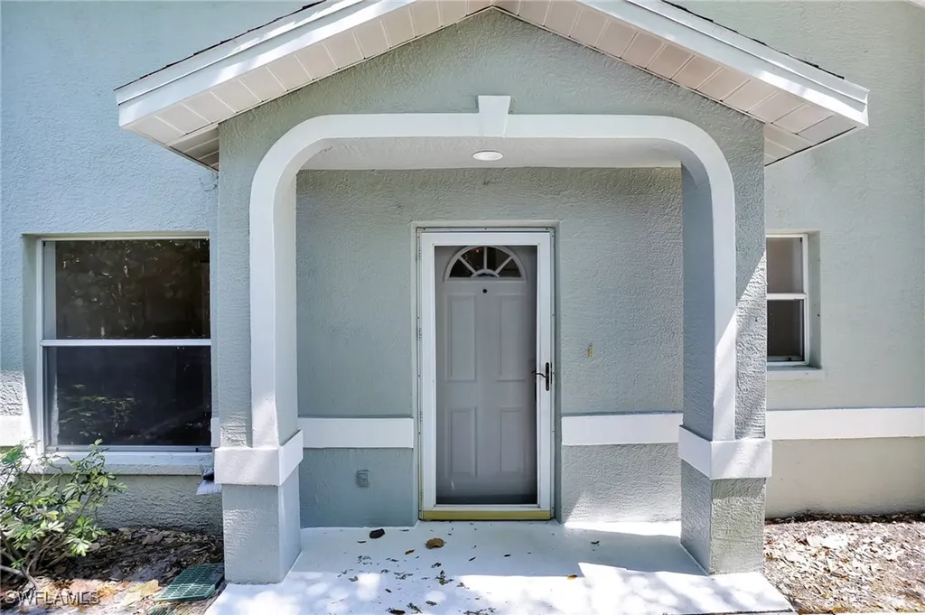 1660 Royal Circle Naples FL 34112