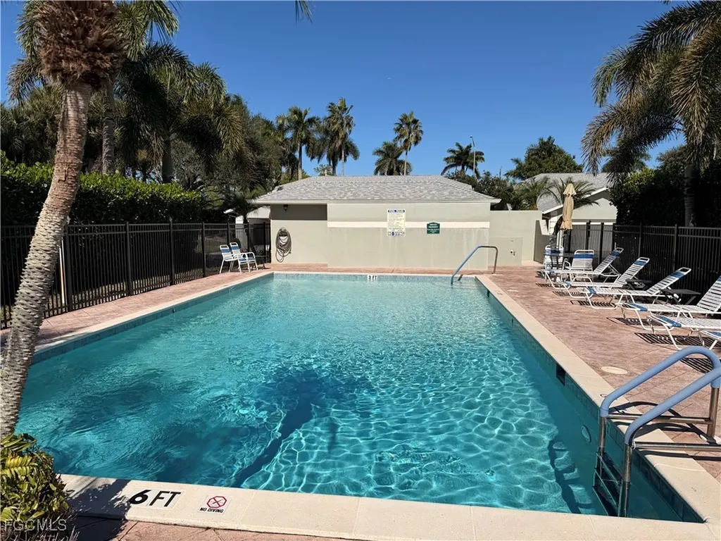 1660 Royal Circle Naples FL 34112