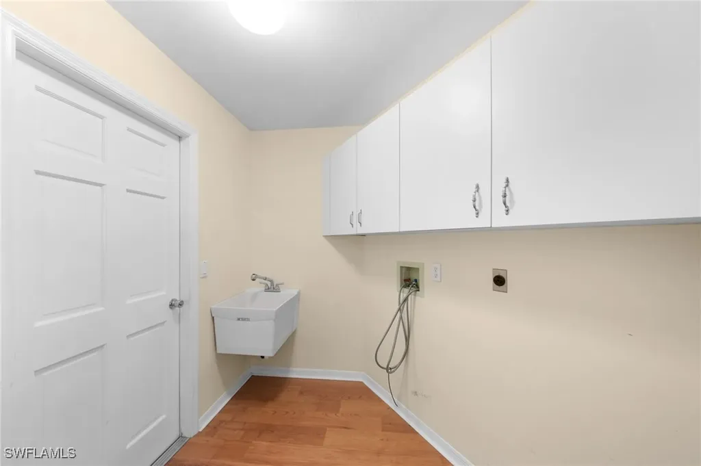 1402 SE 1st Terrace Cape Coral FL 33990
