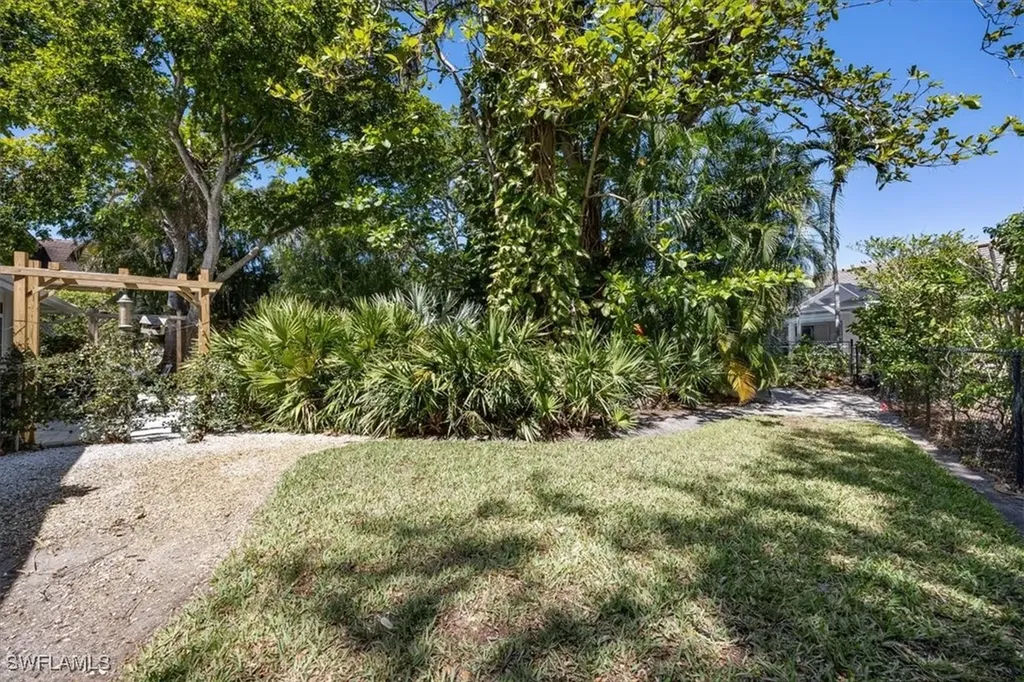 587 Parkwood Lane Naples FL 34103