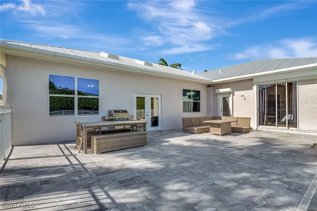 2024 Imperial Circle Naples FL 34110