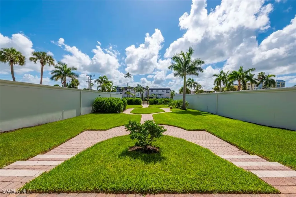 1977 Gulf Shore Boulevard N Naples FL 34102