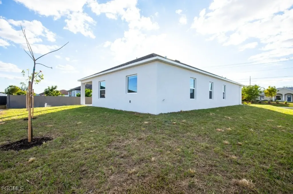 2119 NE Juanita Place Cape Coral FL 33909