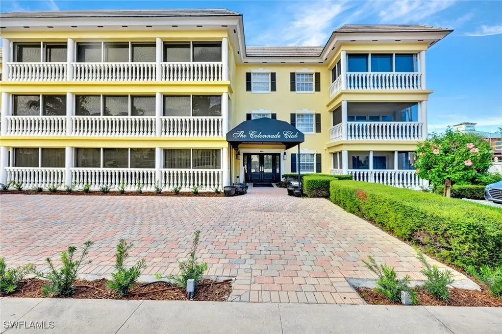 Naples FL, 666 3RD Street S, Unit 304
