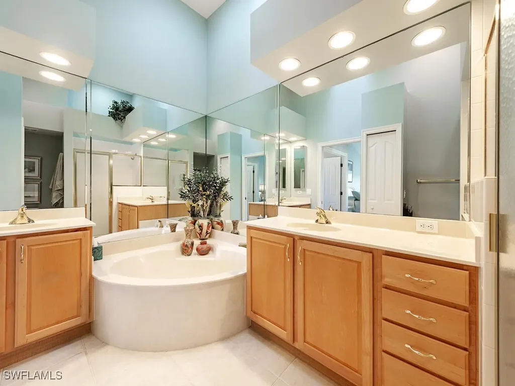 8169 Saratoga Drive Naples FL 34113