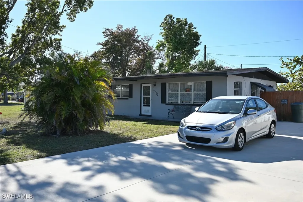 2700 Elmwood Street Fort Myers FL 33901