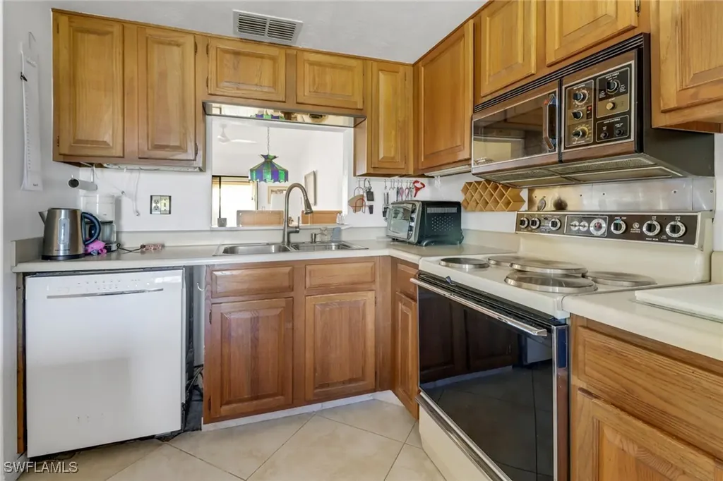 2066 Pine Isle Lane Naples FL 34112