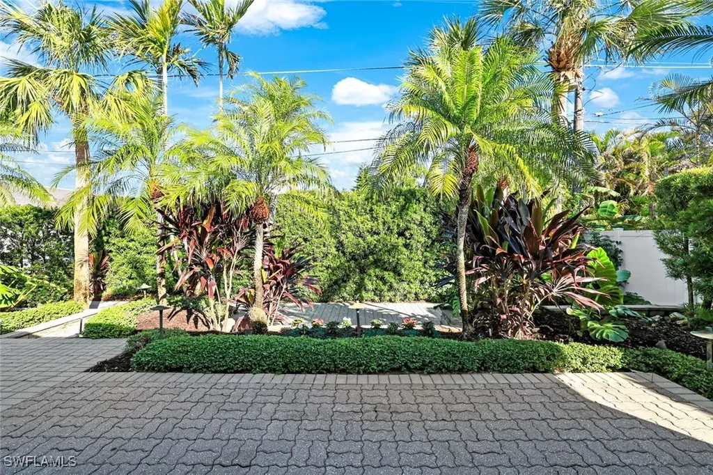 709 97th Avenue N Naples FL 34108