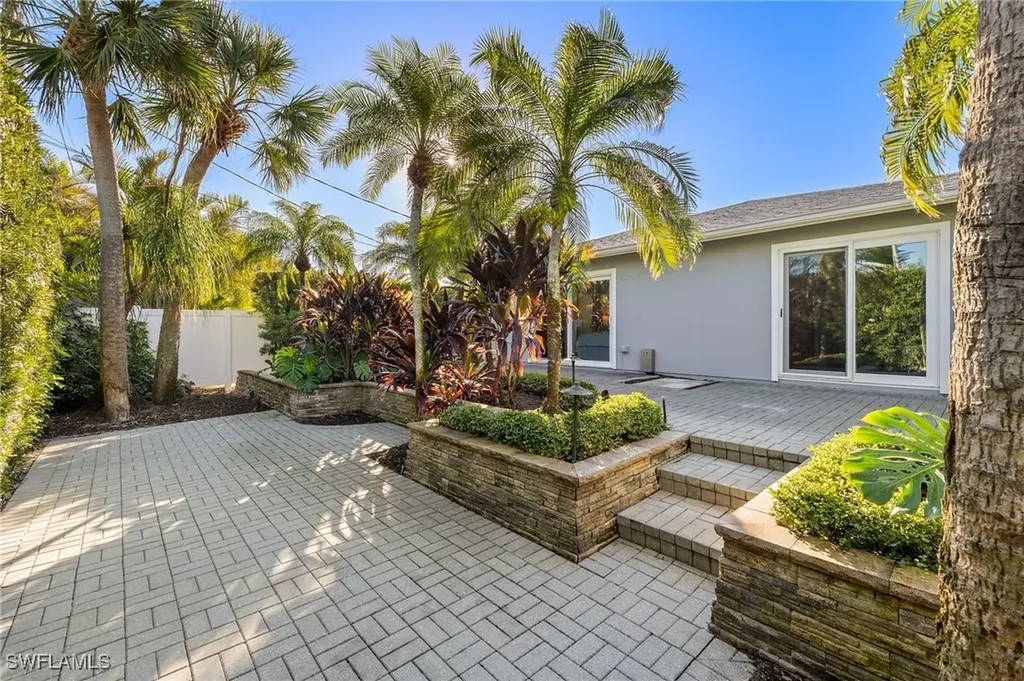 709 97th Avenue N Naples FL 34108