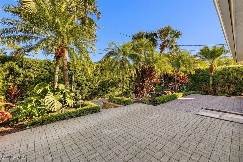 709 97th Avenue N Naples FL 34108