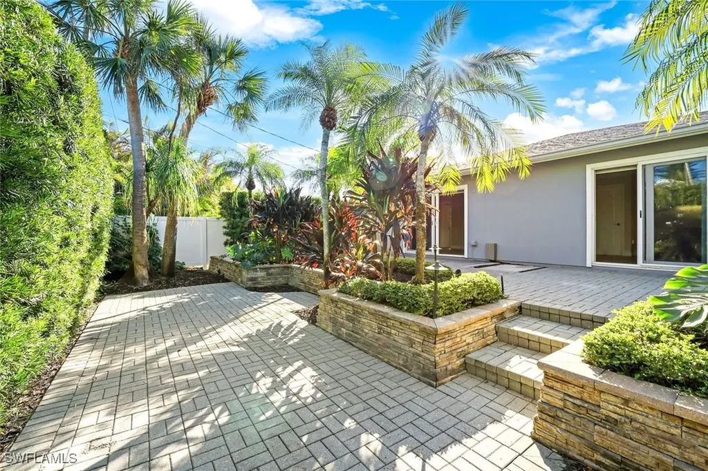 709 97th Avenue N Naples FL 34108