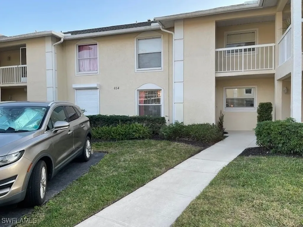 654 Squire Circle Naples FL 34104