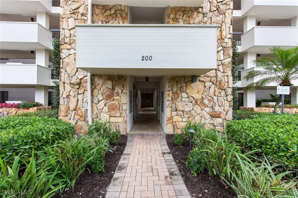 200 Wyndemere Way Naples FL 34105