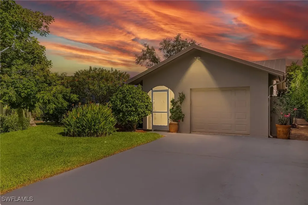 715 96th Avenue N Naples FL 34108
