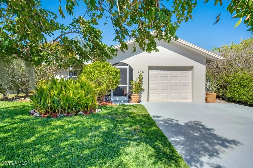 715 96th Avenue N Naples FL 34108