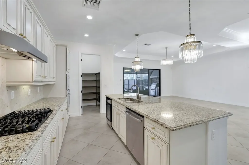 2806 Aviamar Circle Naples FL 34114