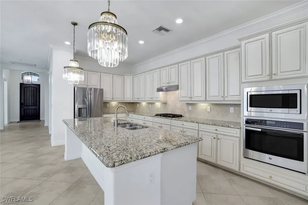 2806 Aviamar Circle Naples FL 34114