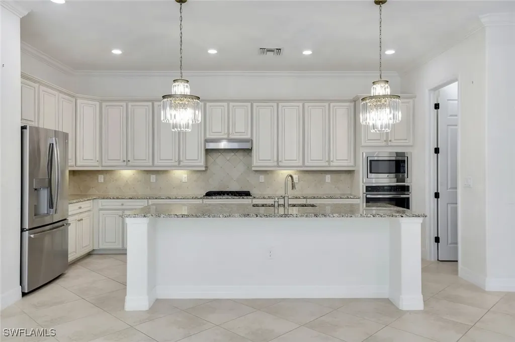 2806 Aviamar Circle Naples FL 34114