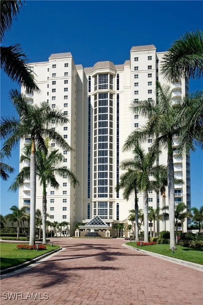 Naples FL, 8111 Bay Colony Drive, Unit 103