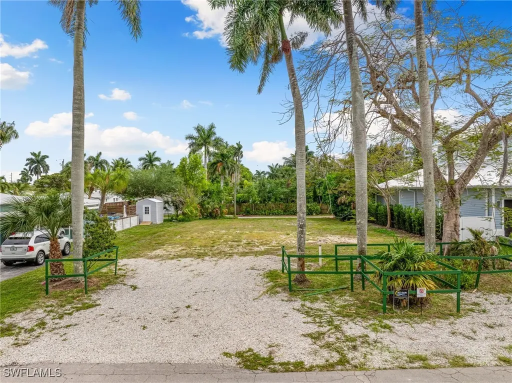 1084 Broad Avenue N Naples FL 34102