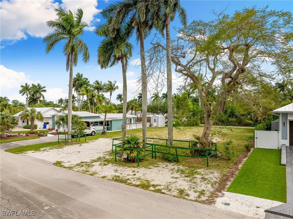 1084 Broad Avenue N Naples FL 34102