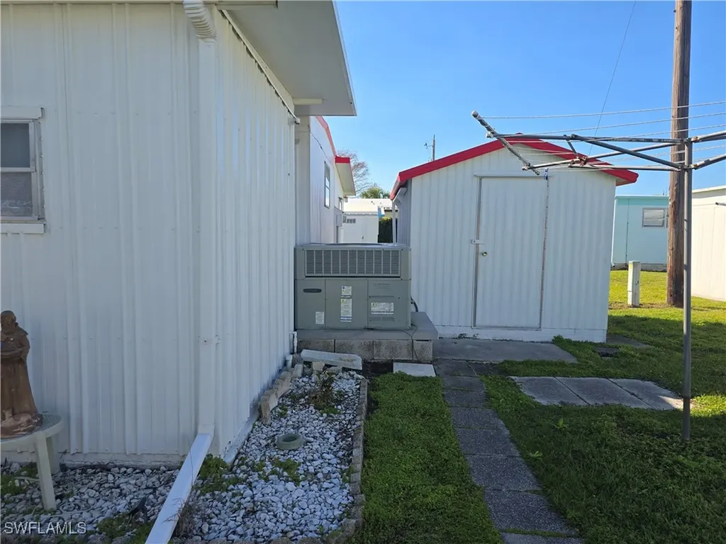 19 Moorhead Manor Naples FL 34112