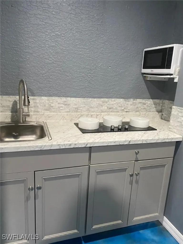3915 SW 1st Place Cape Coral FL 33914